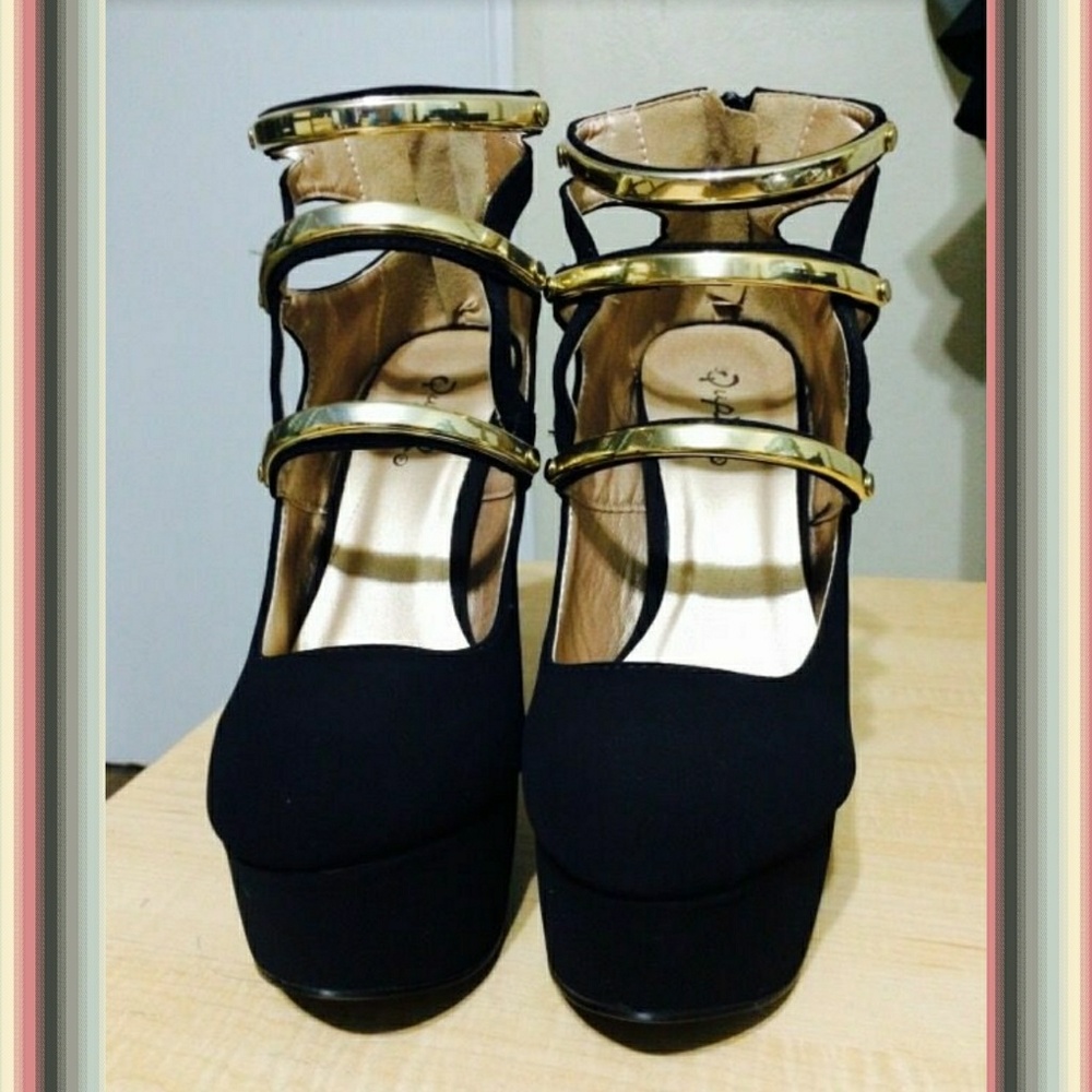 ♦️SOLD♦️Velvet black and Gold high heels